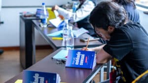 Joven hombre participa en encuentro del proyecto Tiremos Cuidado